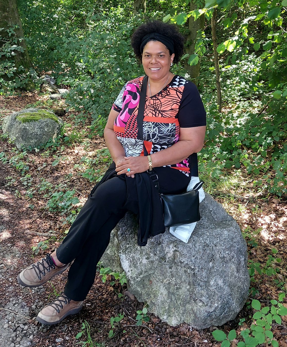 Trudi bei einem ruhigen Moment im Wald — Spaziergänge in der Natur mit Senioren